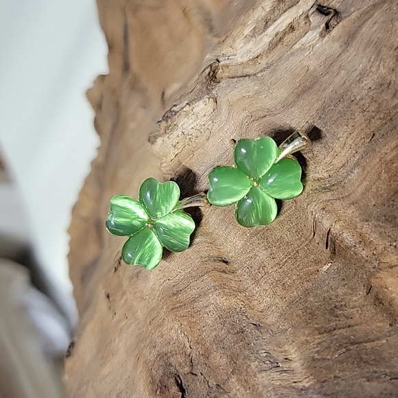 Pearlescent Clover Stud Earrings, 925 Silver - Picture 4 of 11